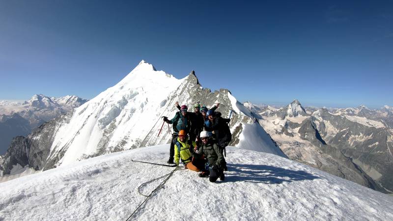 na vrcholu Bishornu, za námi Weisshorn