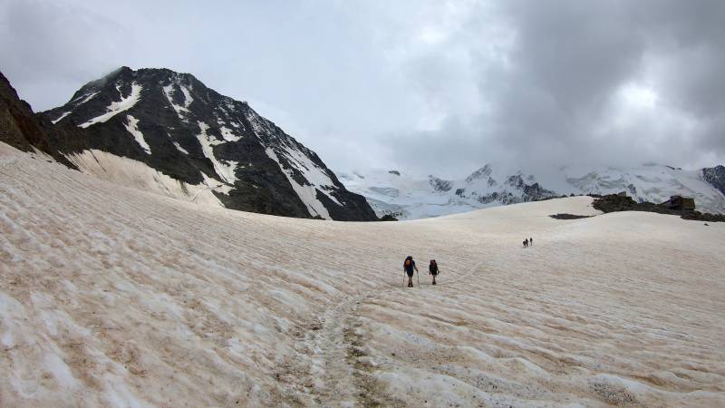 nalevo vzadu Grand Couloir, napravo chata Tête Rousse