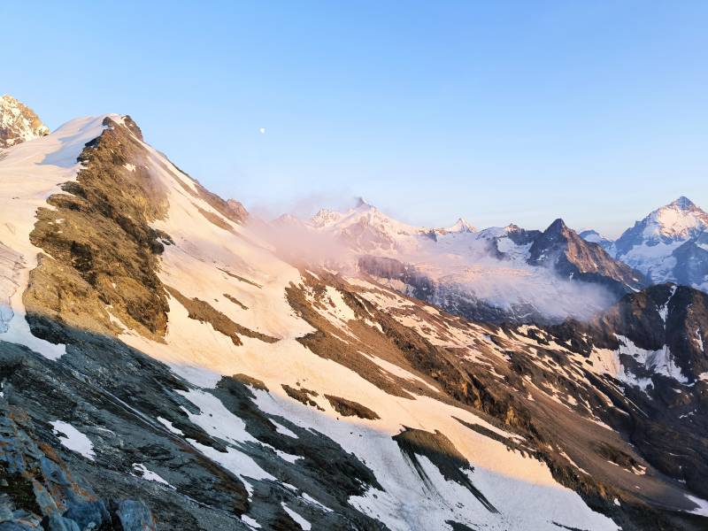 vrchol za mraky je Zinalrothorn