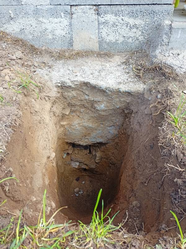 Nemilé zjištění: základy roubenky jsou jen 50 cm hluboké. Základová spára přístavku bude muset být hlouběji. Nechám projektanta dumat, jak řešit, aby roubenka neujela, pokud by se odhalily základy na celé její jedné straně.