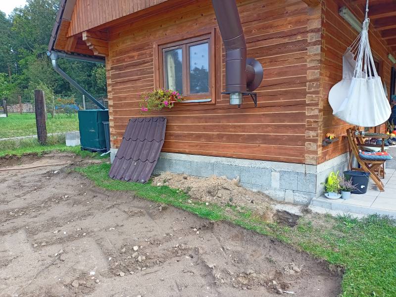 Tohle bude komplikovaná část - napojení roubenky a zděného přístavku.