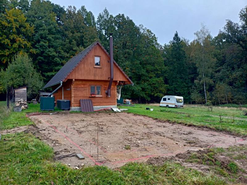 Vytyčení pro základové pasy. Tady už je třeba trefit se s přesností do 5 cm.