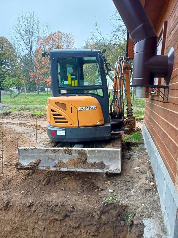 Vychytat týden, kdy nezaprší, nechat vykopat pasy, vše připravit a zalejt betonem dřív, než se dostane voda pod roubenku. Toť finální verdikt, snad vše klapne...