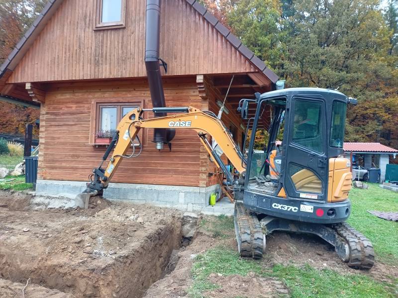 Šikovný bagrista. Byl jsem smířenej, že u roubenky to oddře rýč.