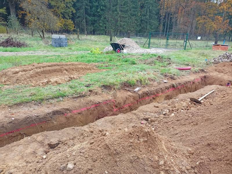 Vyznačit kde bude hladina betonu. Včetně odskoků - ač se to nezdá, rozdíl výšky terénu je přes metr.