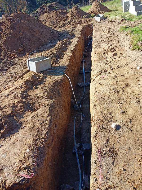 FeZn ⌀10 mm pro uzemnění rozvaděče. Asfaltový nátěr na spoje proti korozi.