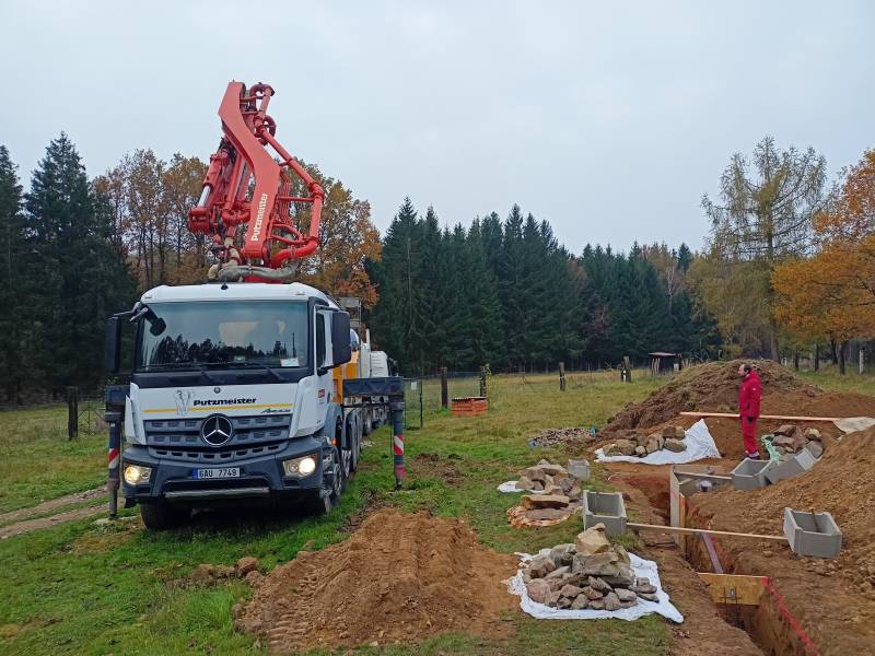 Po 4 dnech šichty od úsvitu do soumraku konečně mixy, celkem 13 m³ betonu. Spočítáno mám 14, ale doufám, že zbytek doplní hromady šutráků, který se válely bráchovi na zahradě. Stres, jestli se řidiči vejdou do brány. Sice na centimetry, ale kucí šikovní.