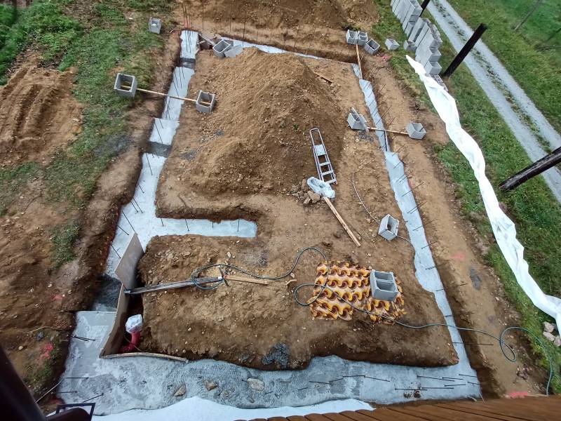 Výška vyměřována vodováhou. Rovinnost (rozdíl nejvyššího a nejnižšího místa - s odečtením odskoků) kolem 5 cm.