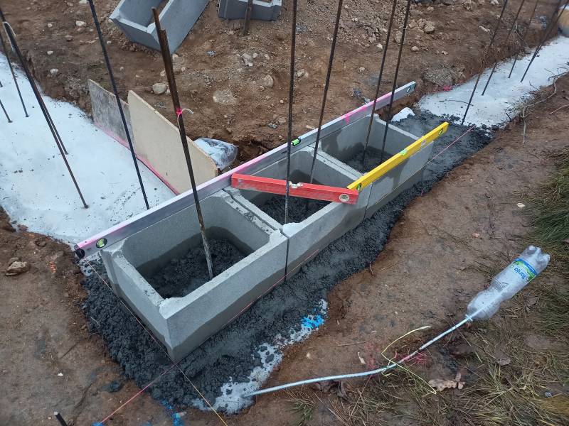 Tady jsem se natrápil. Buď beton moc řídkej, takže se to propadalo, nebo moc velká vrstva, takže to nešlo sklepat. A pokaždý tu třiatřicetikilovou tvárnici vyndavat a pokládat přes ten roxor...