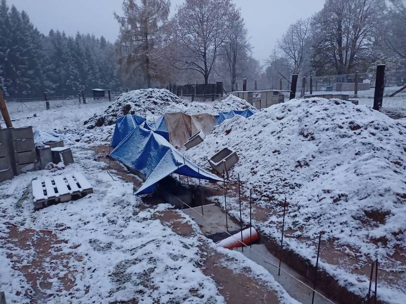 A nasněžilo. Chránit čerstvý beton alespoň 24 hodin před mrazem. Normy dovolují betonovat od +5°C, praktici od -5°C.