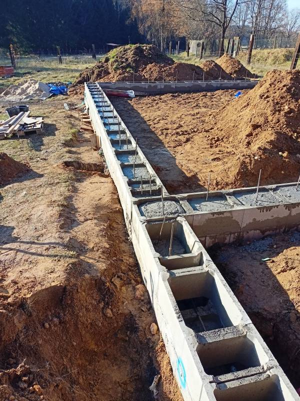 Trochu chybělo, ale nebudu platit domíchávač pro dvěstě litrů. Dodělá stavební míchačka.
