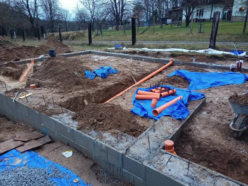 Každá větev svůj vývod nejkratší cestou ven, pod oknem nebo dveřmi. Pro případ budoucí poruchy.
