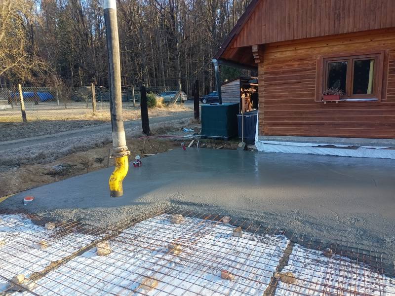 12 m³. Zdržel jsem se v půjčovně (příště bych tu vibrační lať už nepůjčoval), a beton přijel výjímečně včas, v 8:00 začli lejt, tak tak jsem stihl vše připravit.